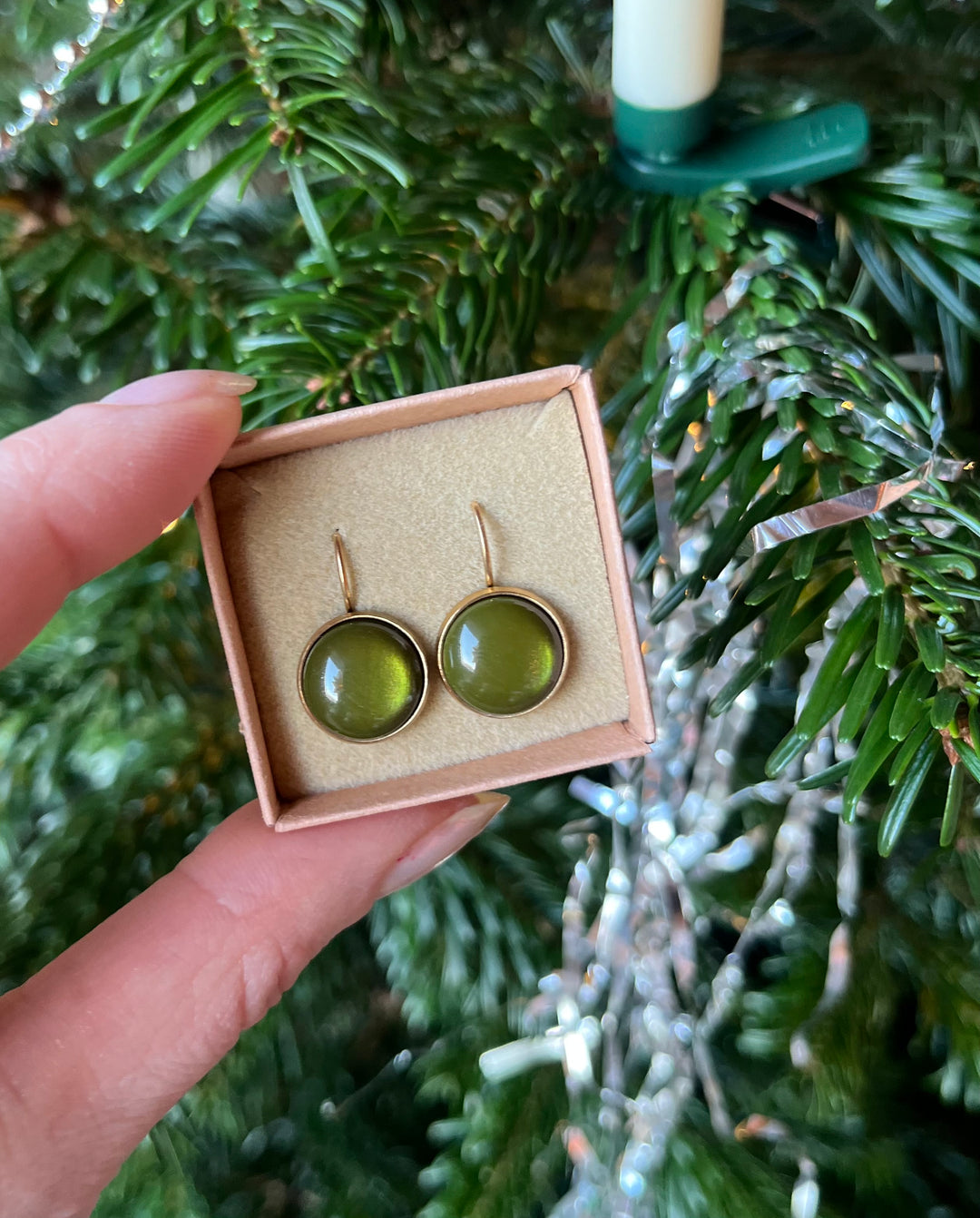 Dots Øredobber Olivengrønn (Willow Green)