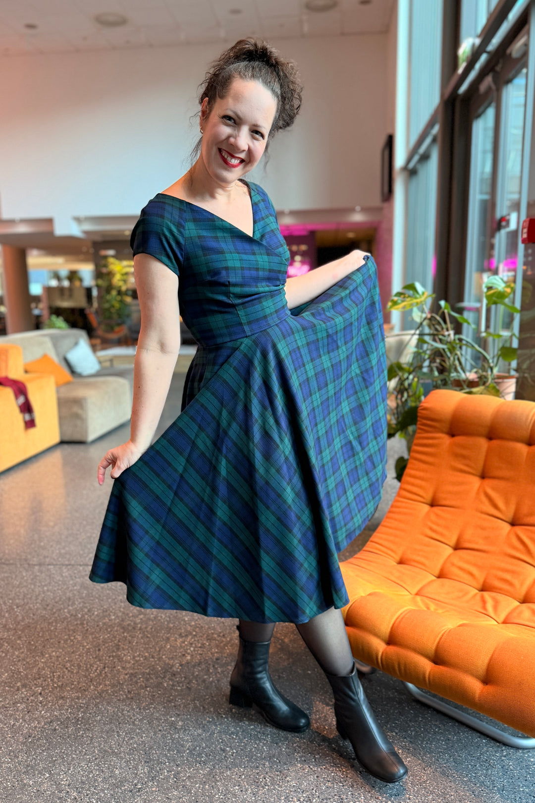 The Pretty Dress The Hourglass kjole i tartan ruter - Retropiken