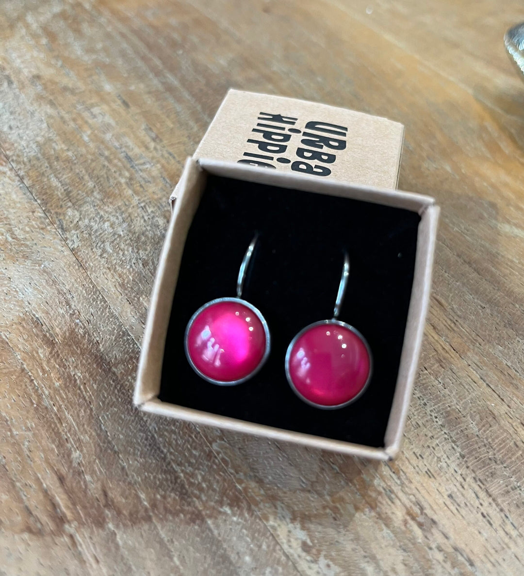 Dots Øredobber Glossy Fuchsia - Retropiken